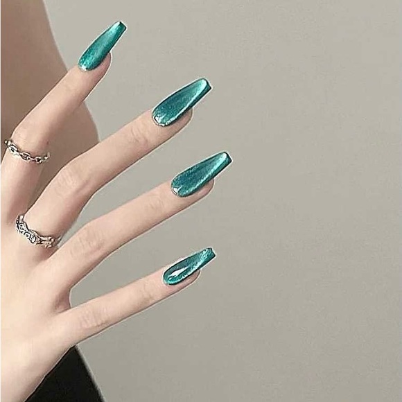 Beautiful Press-on Nails for women - Picture 3 of 3